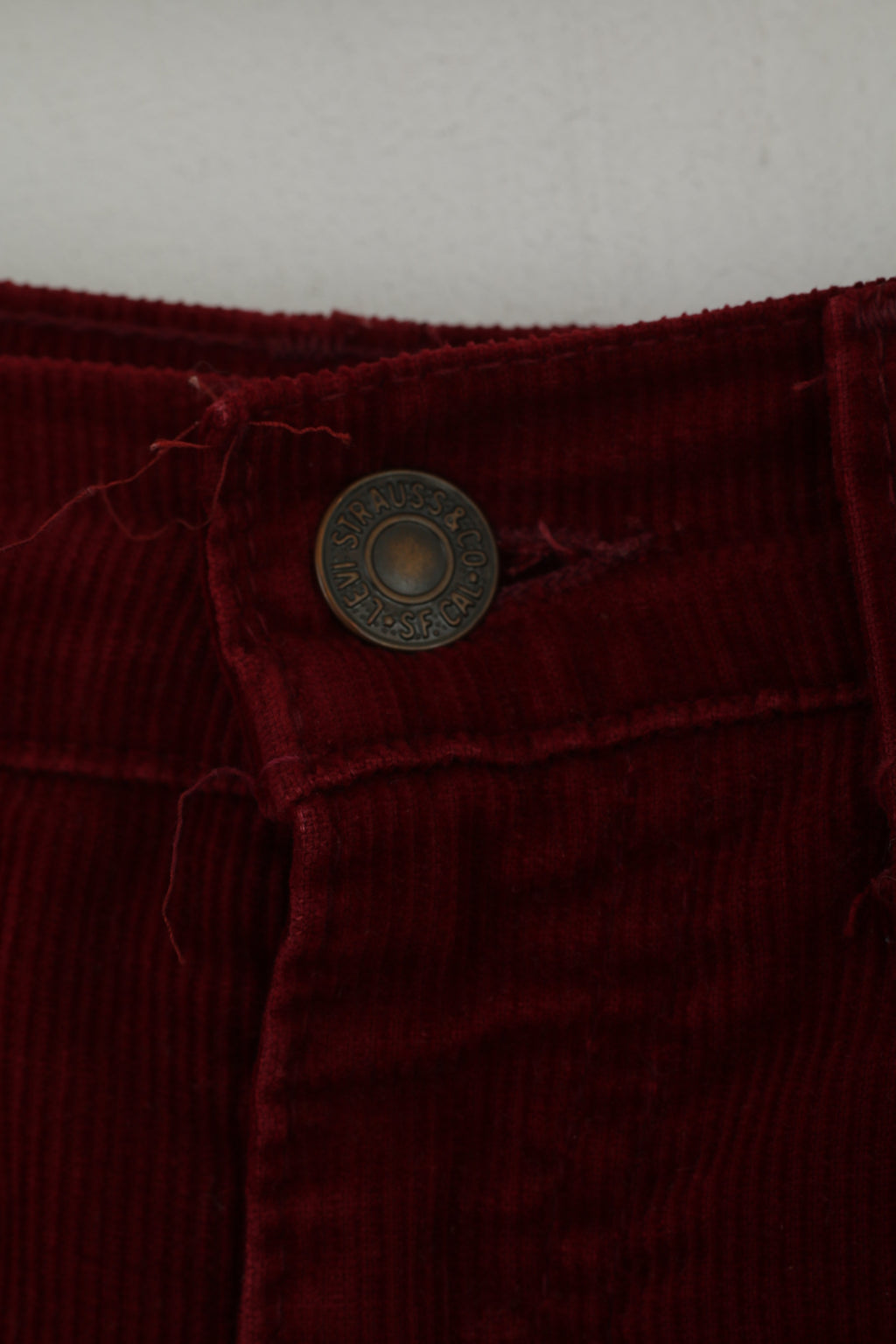 Pantaloni Levi's da donna W 34 L 36 Pantaloni classici retrò in cotone di velluto a coste bordeaux