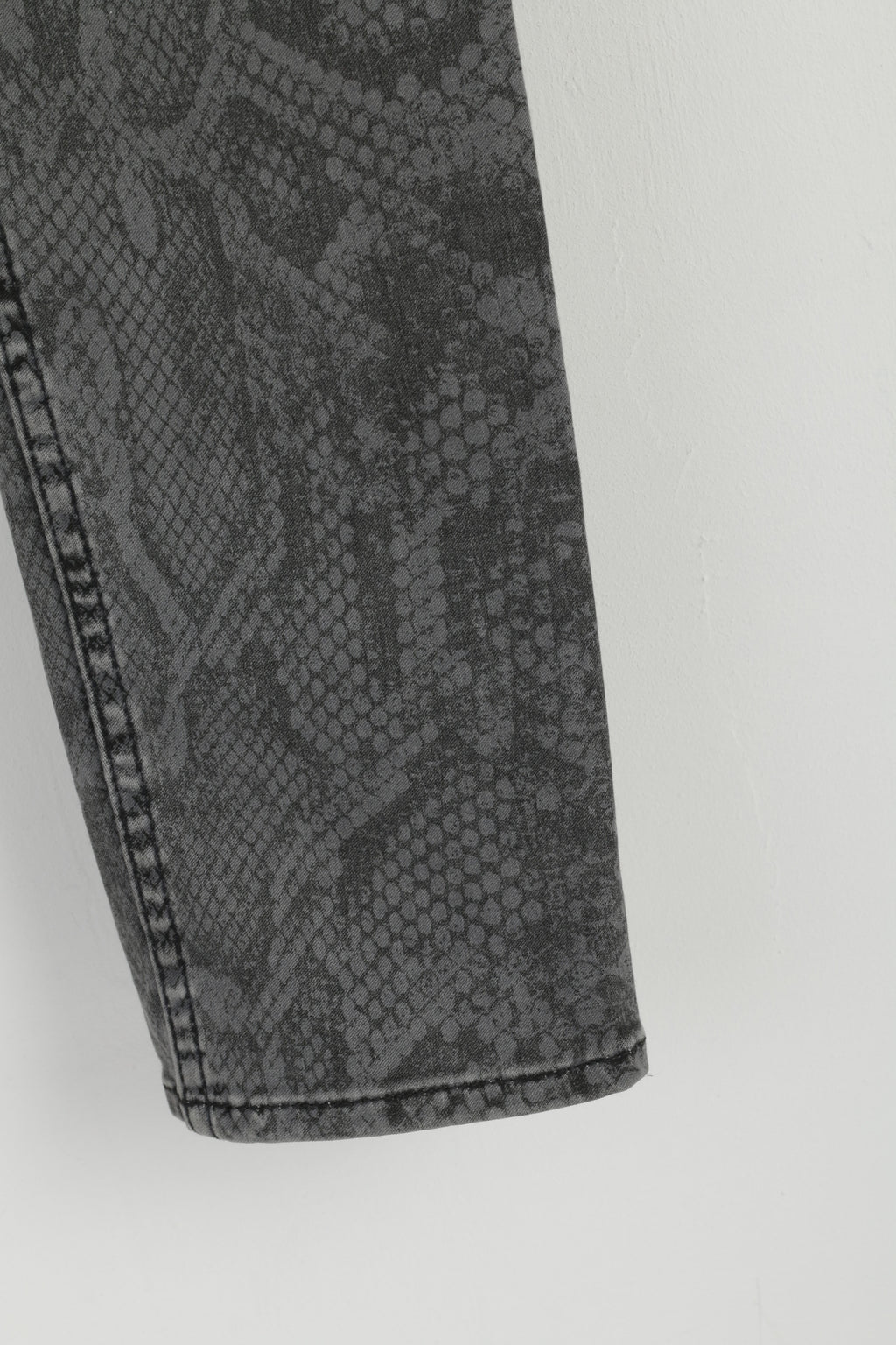 Acne Femme 38 Pantalon Pantalon En Denim Gris Motif Serpent Sur Un Denim Basique Quotidien