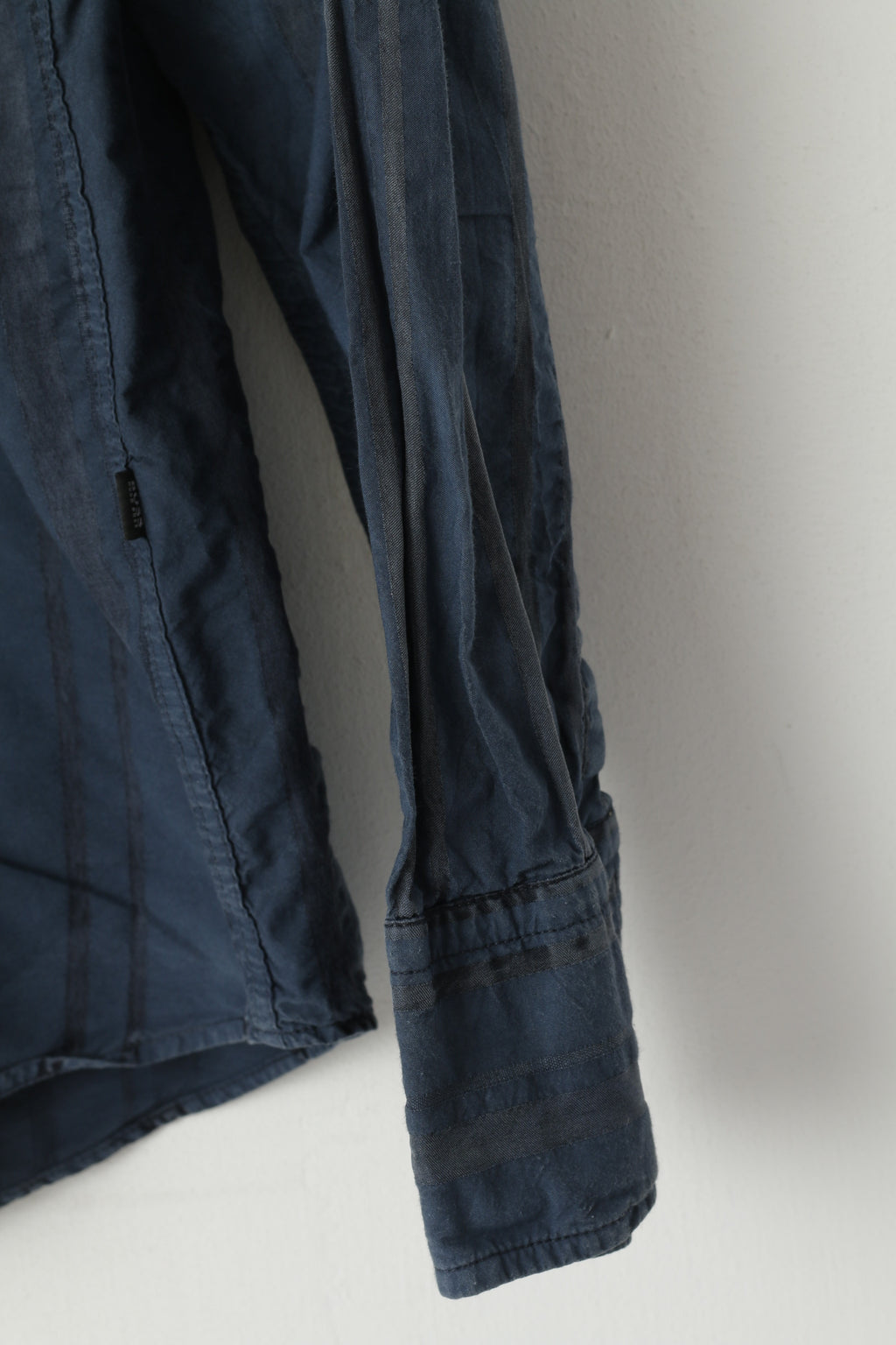 Hugo Boss Camicia casual da uomo M. Top a maniche lunghe slim fit con colletto button down a righe blu scuro