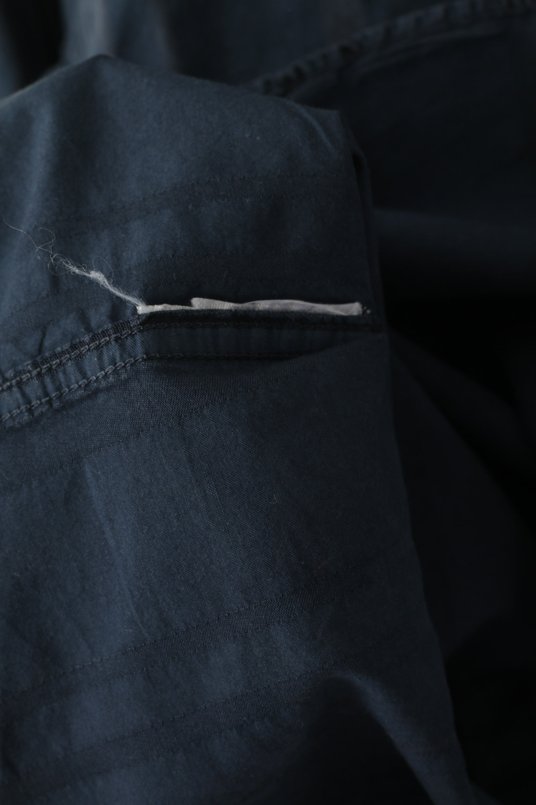 Hugo Boss Camicia casual da uomo M. Top a maniche lunghe slim fit con colletto button down a righe blu scuro