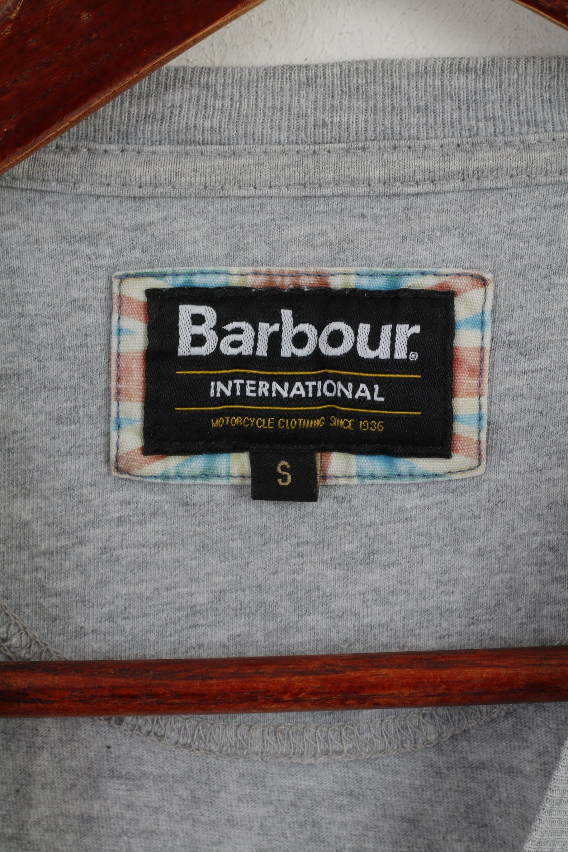 Barbour International Uomo S T-shirt in cotone grigio grafica British Standard Top