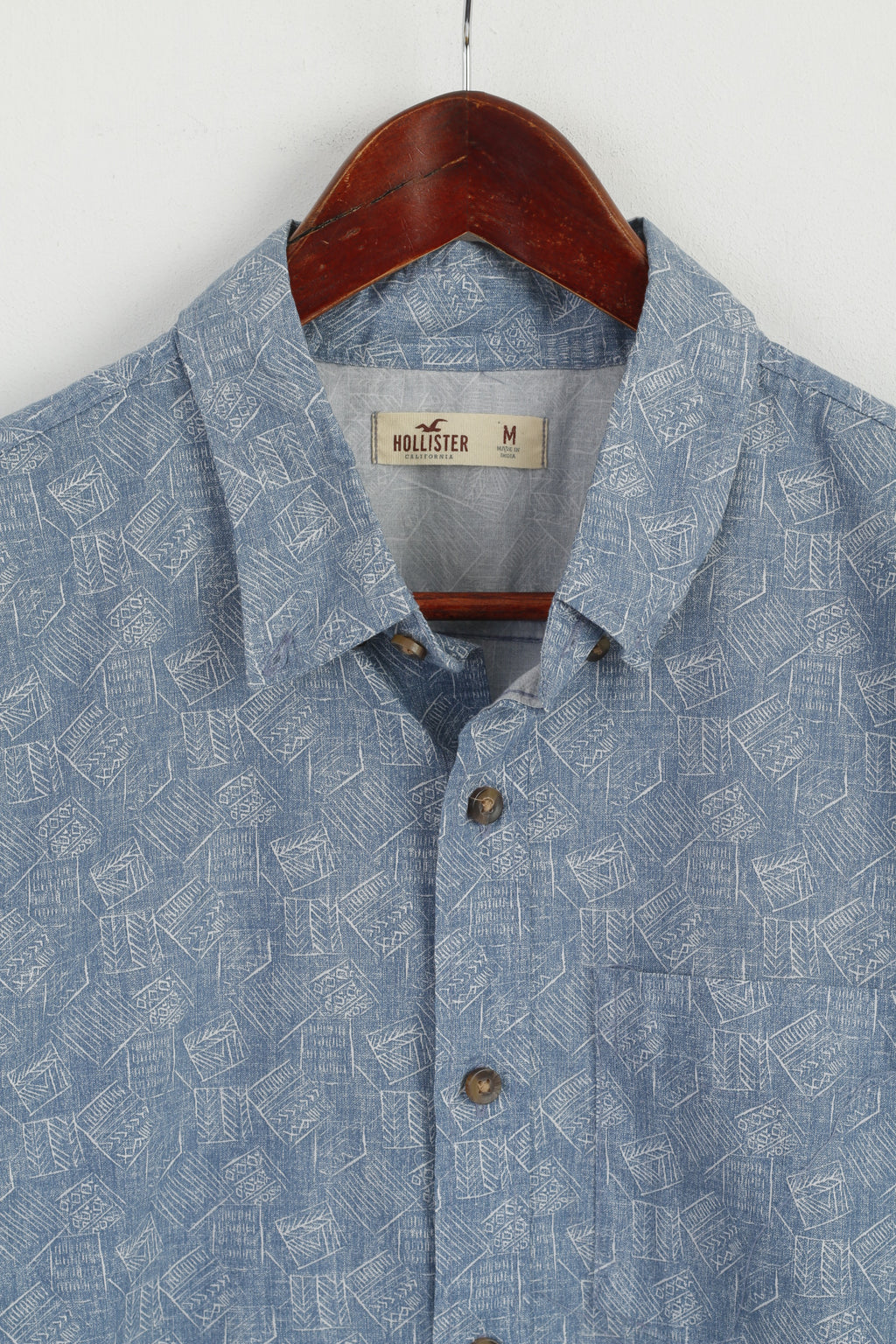 Camicia casual Hollister da uomo M. Top con colletto button down a maniche lunghe stampato in morbido cotone blu