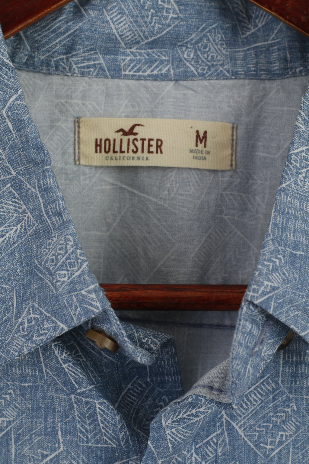 Camicia casual Hollister da uomo M. Top con colletto button down a maniche lunghe stampato in morbido cotone blu
