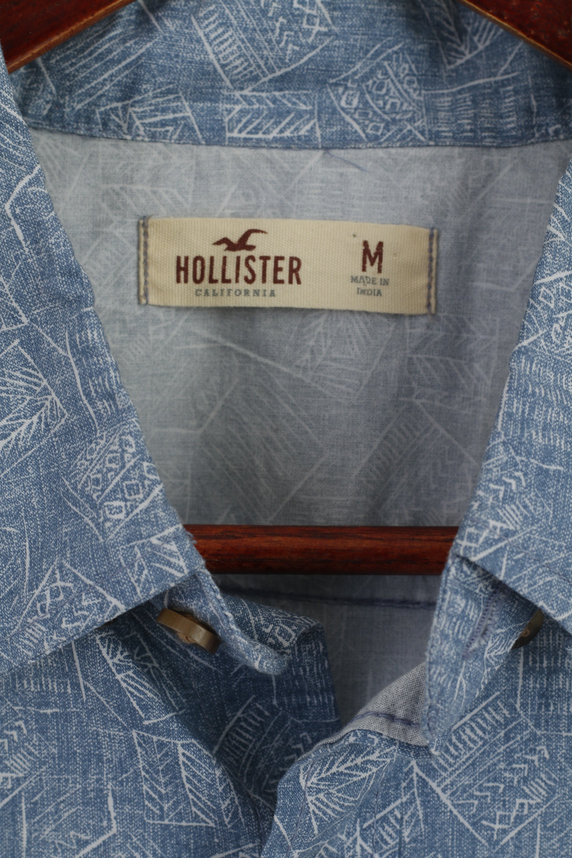 Camicia casual Hollister da uomo M. Top con colletto button down a maniche lunghe stampato in morbido cotone blu