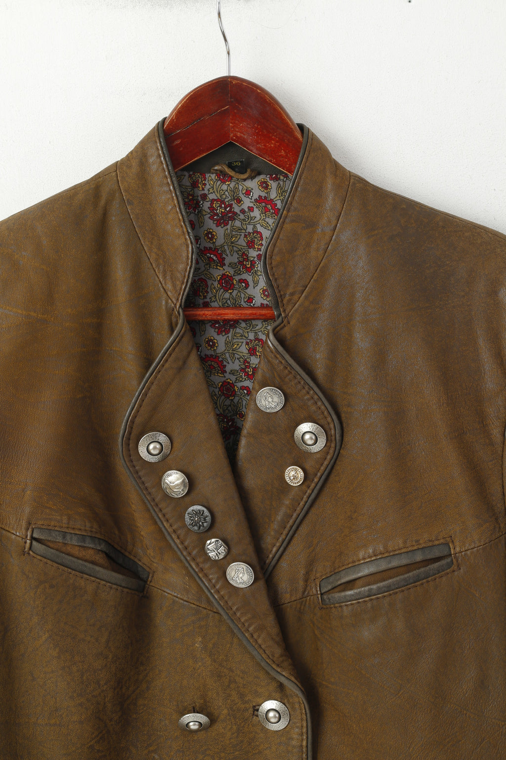Giacca vintage da donna 36 S. Spallacci militari in pelle marrone con bottoni decorativi sulla parte superiore