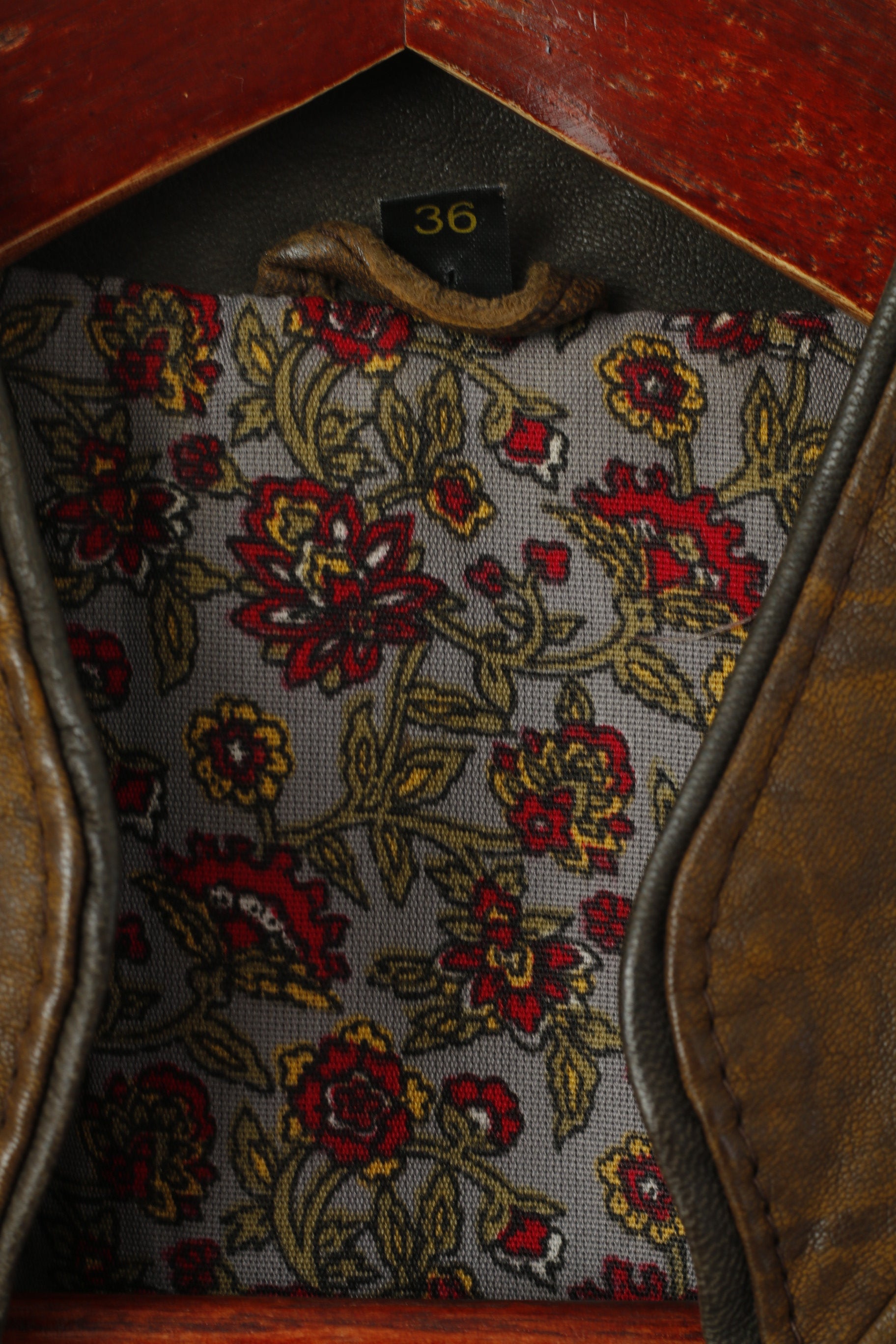 Giacca vintage da donna 36 S. Spallacci militari in pelle marrone con bottoni decorativi sulla parte superiore