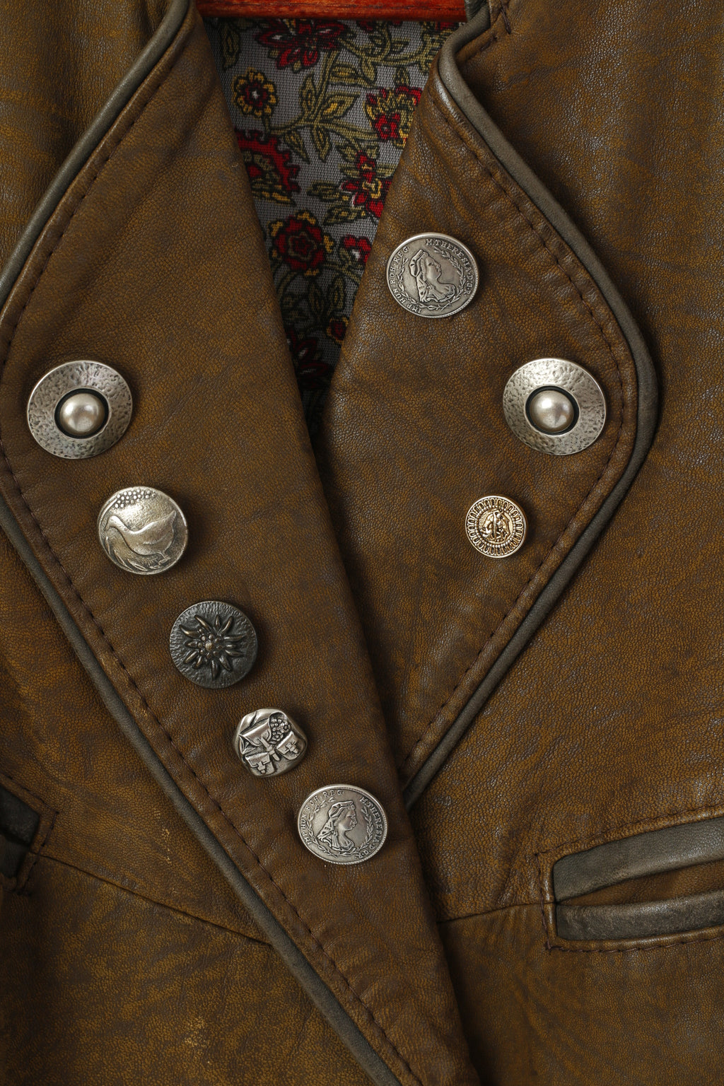 Giacca vintage da donna 36 S. Spallacci militari in pelle marrone con bottoni decorativi sulla parte superiore