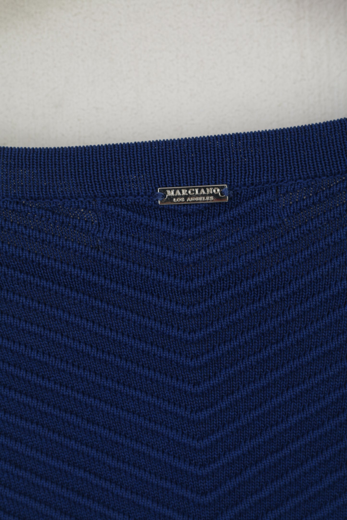 Mini abito Marciano Los Angeles da donna 2 S in maglia di viscosa elasticizzata blu scuro con scollo a V