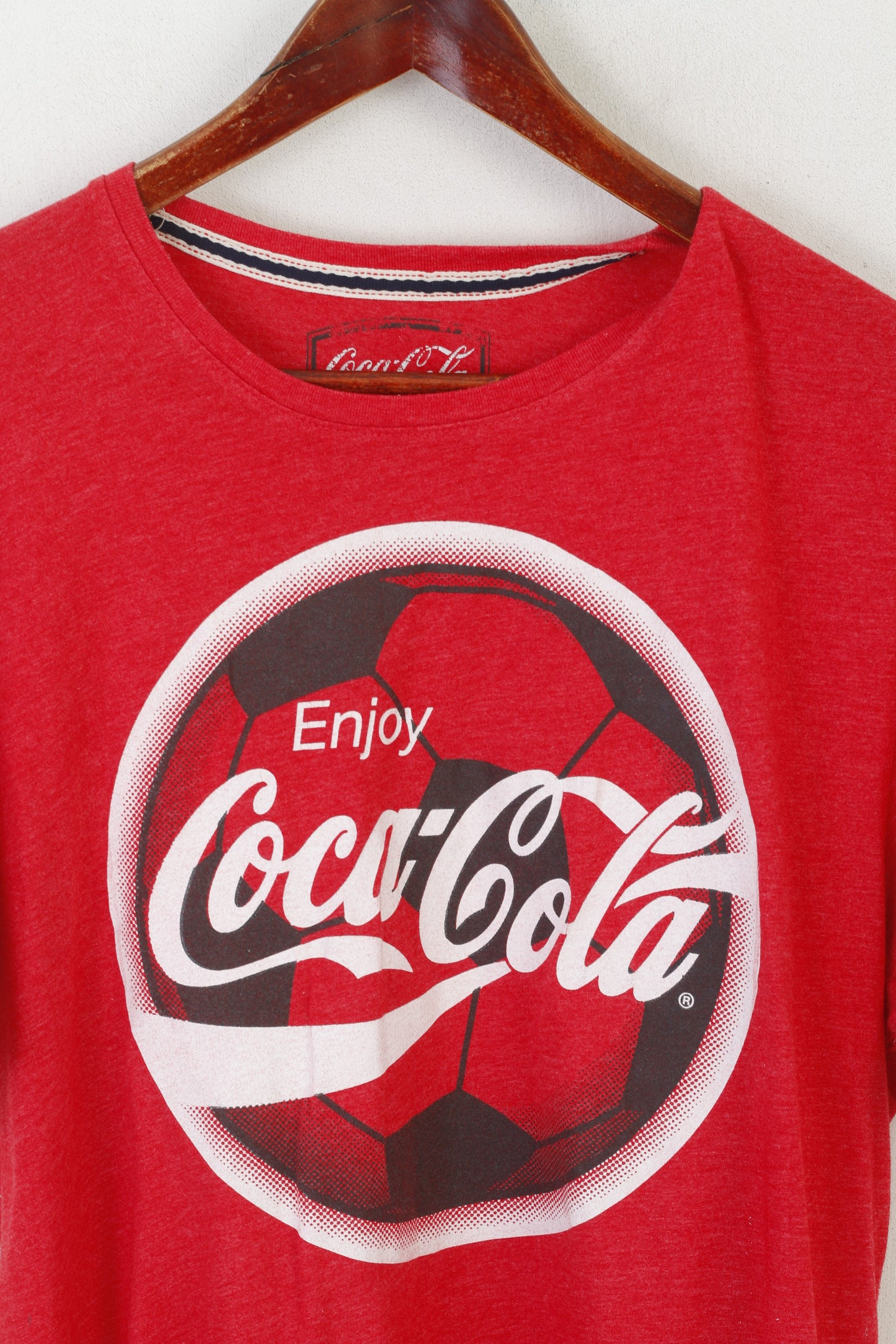 F&amp;F Hommes L Chemise Rouge Coton Enjoy Coca-Cola Football Ras du Cou Haut Décontracté
