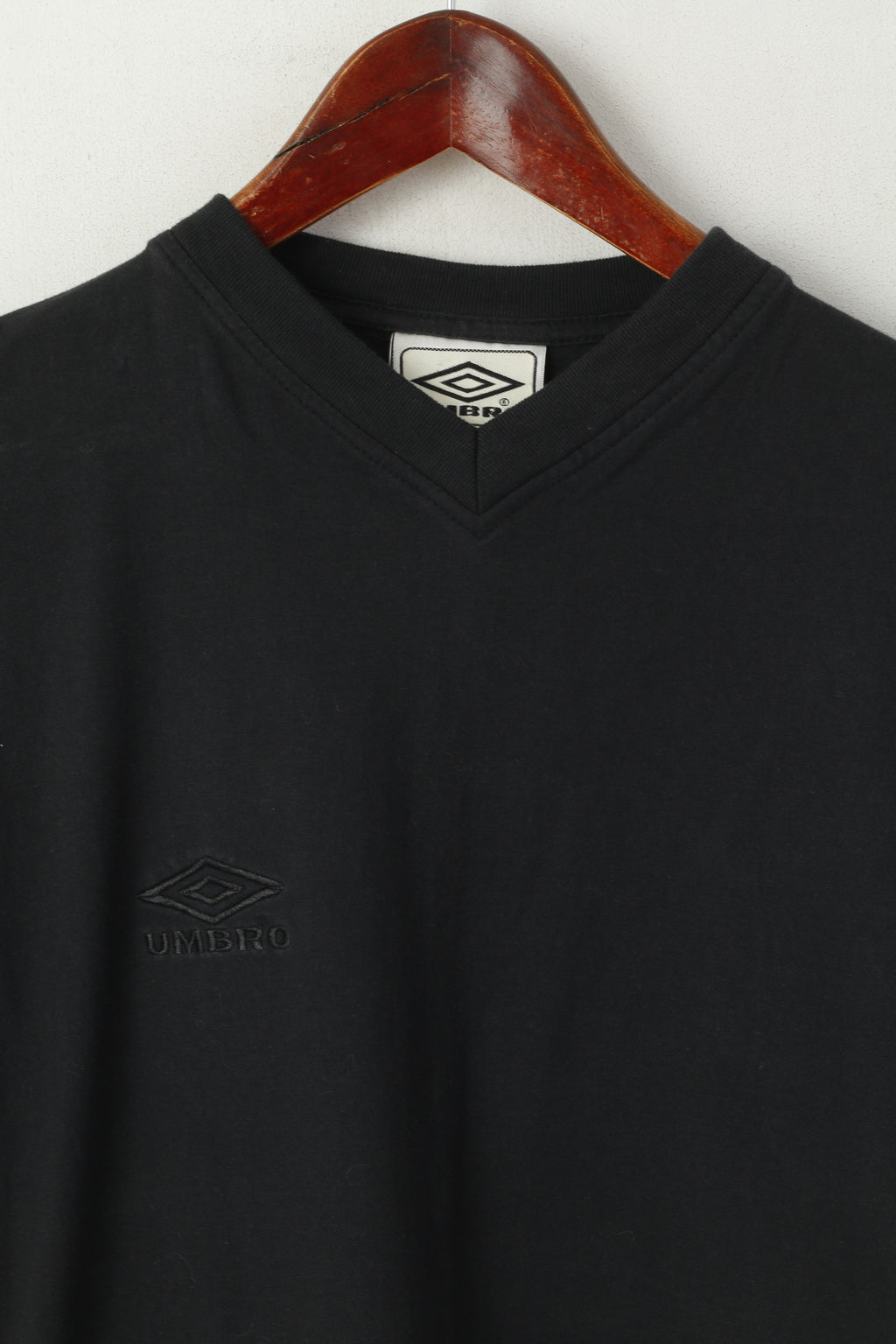 Camicia Umbro da uomo in cotone nero con scollo a V e logo ricamato, top classico vintage
