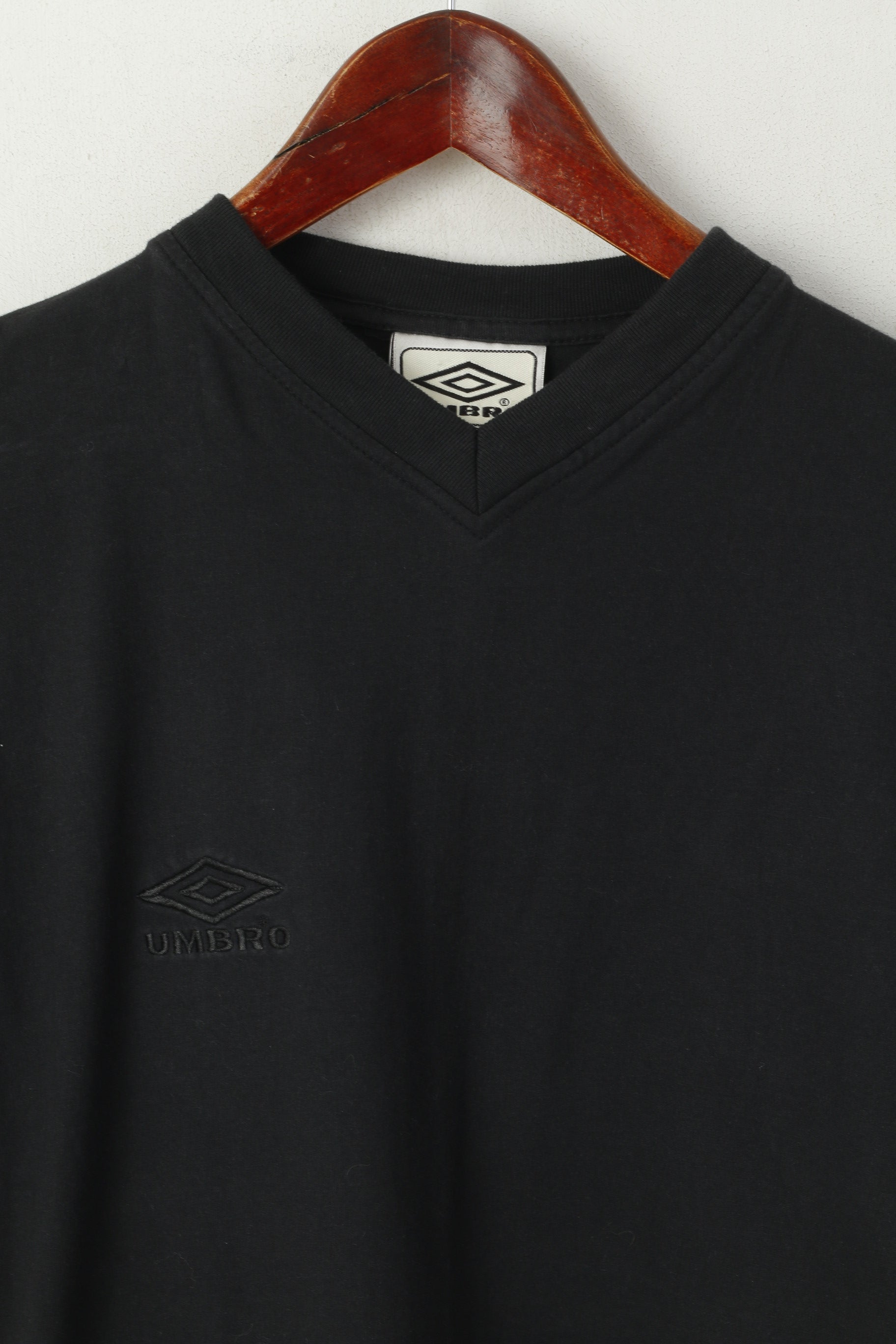 Camicia Umbro da uomo in cotone nero con scollo a V e logo ricamato, top classico vintage