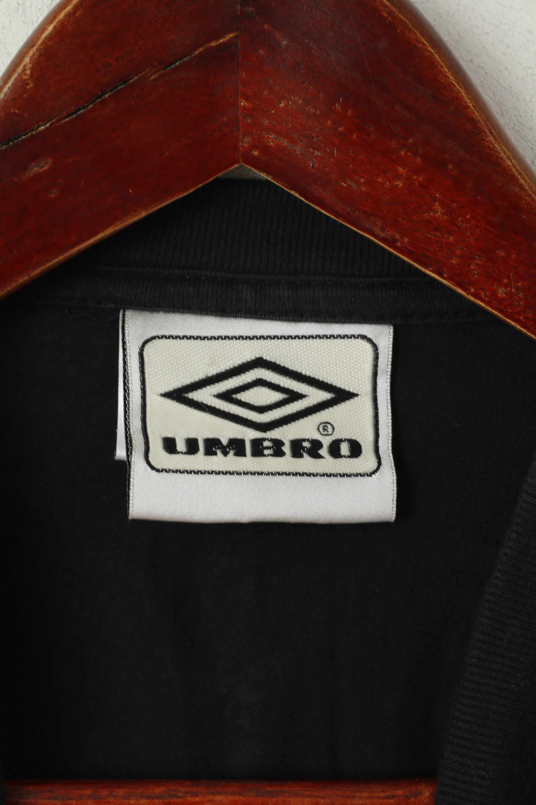 Camicia Umbro da uomo in cotone nero con scollo a V e logo ricamato, top classico vintage
