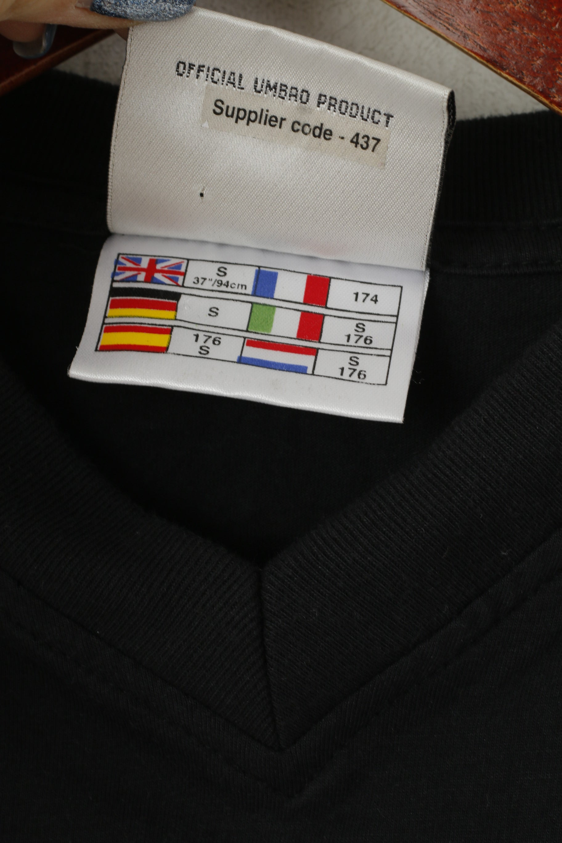 Camicia Umbro da uomo in cotone nero con scollo a V e logo ricamato, top classico vintage