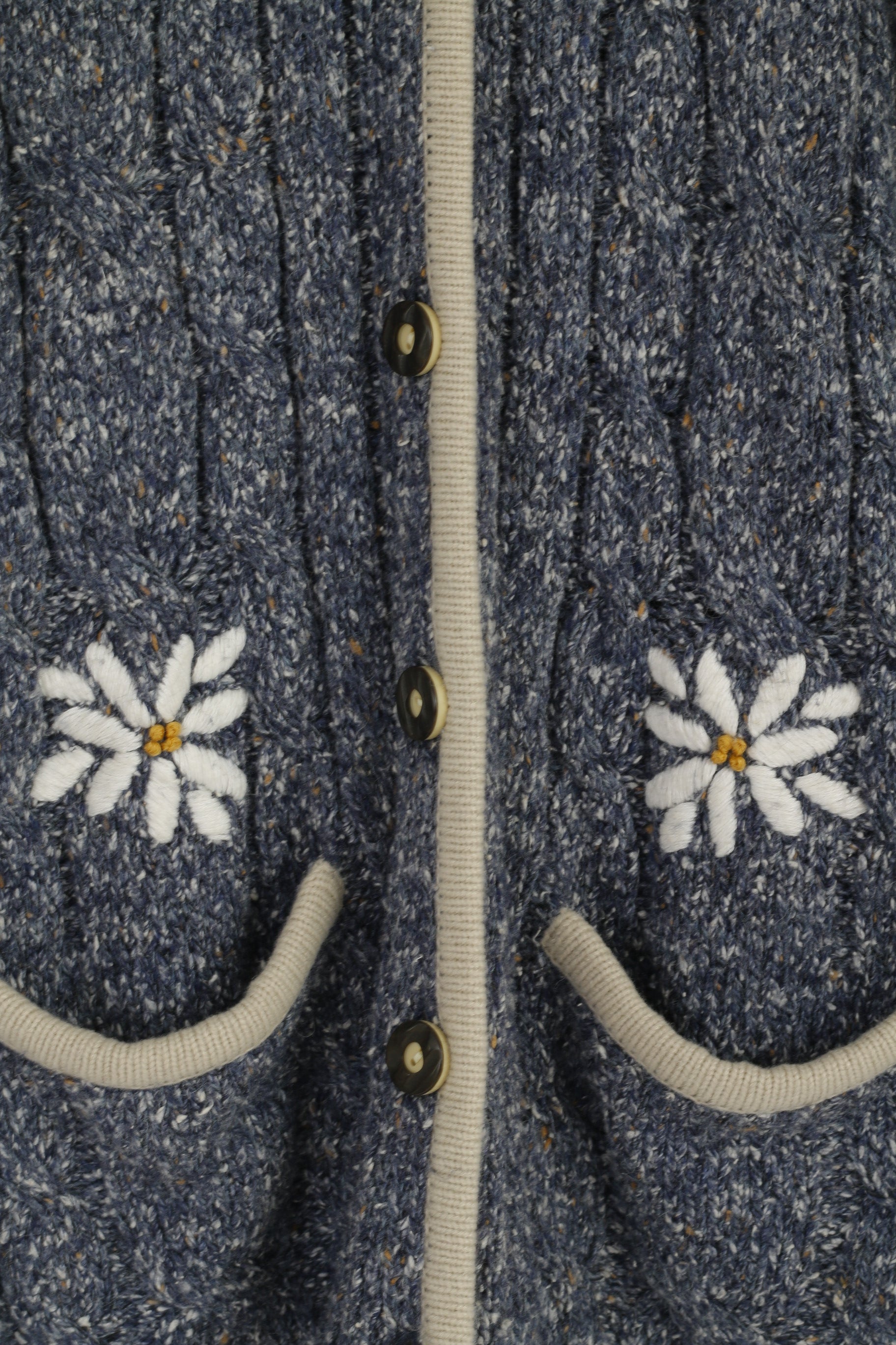 Hine Seven Country Pull pour femme Bleu Marguerites brodées Bouton sur le devant Cardigan