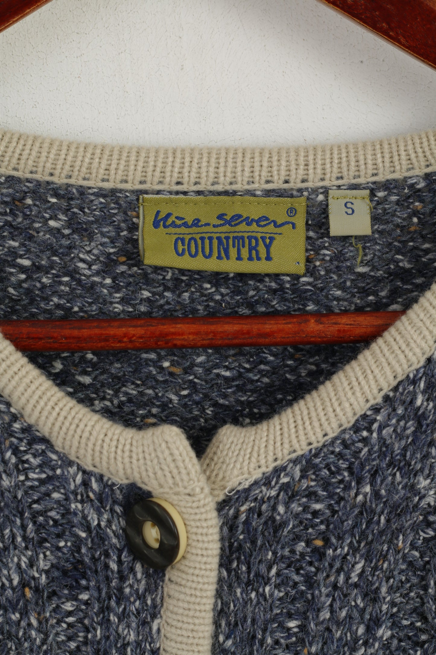 Maglione da donna Hine Seven Country Cardigan frontale con bottoni ricamati con margherite blu