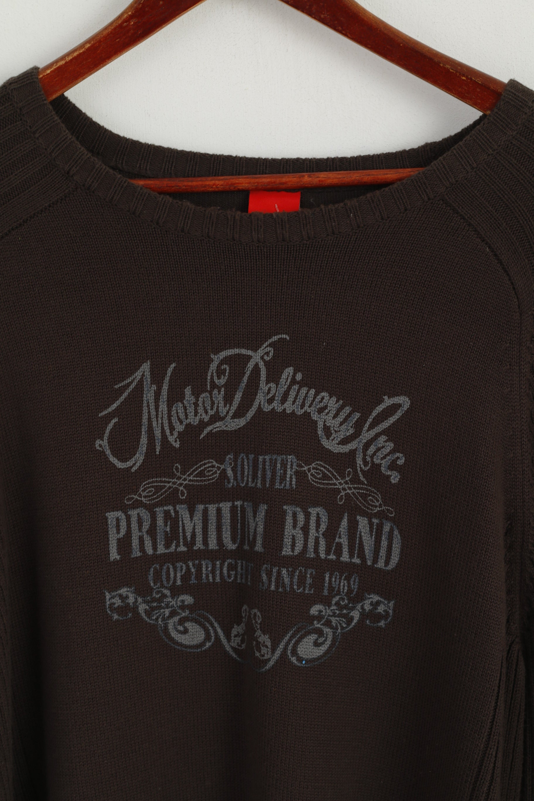 S. Oliver Uomo L Maglione girocollo in cotone marrone con grafica Motor Delivery