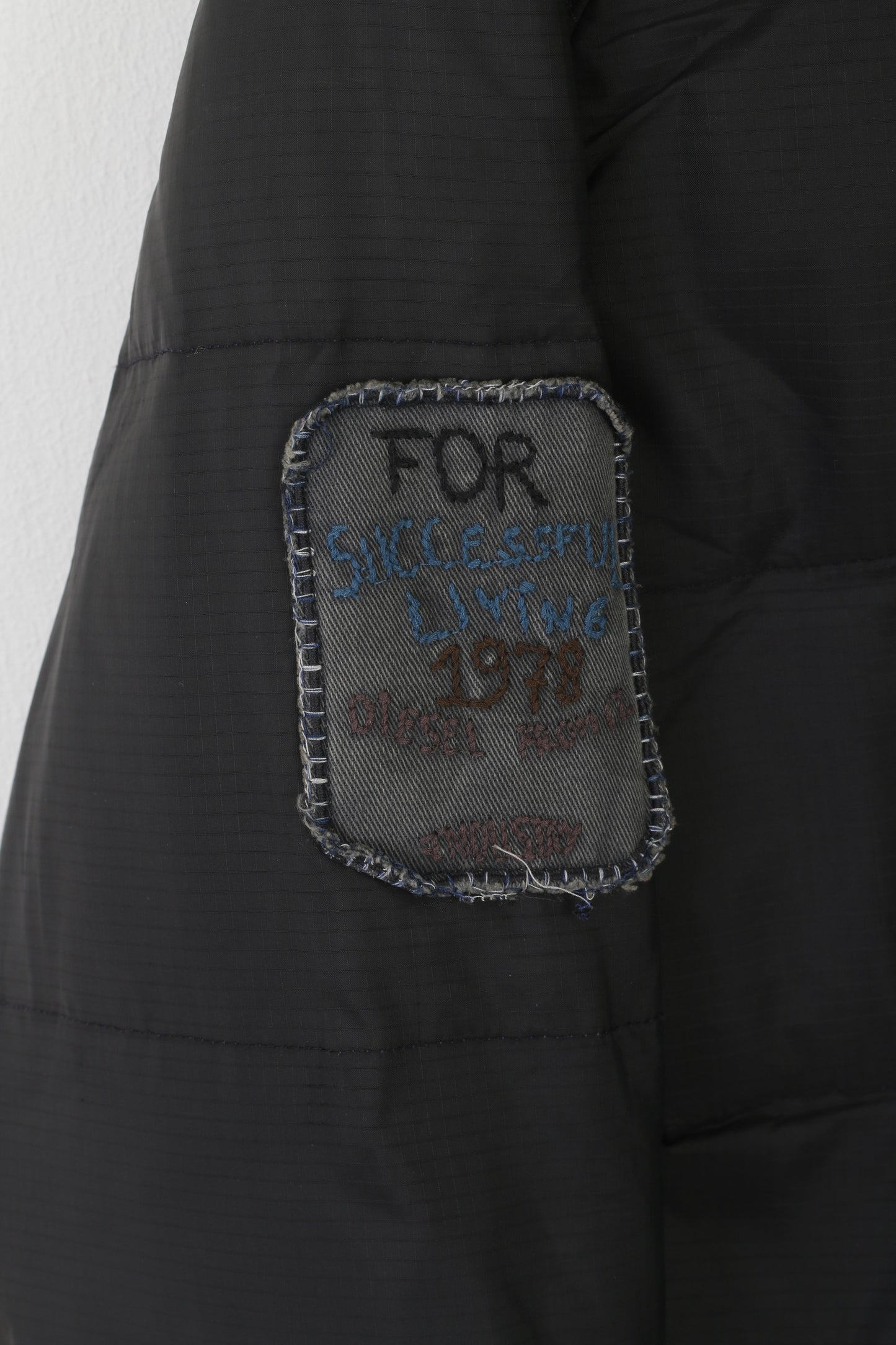 Giacca Diesel da donna M. Bomber imbottito imbottito con cerniera corta in nylon nero con cappuccio