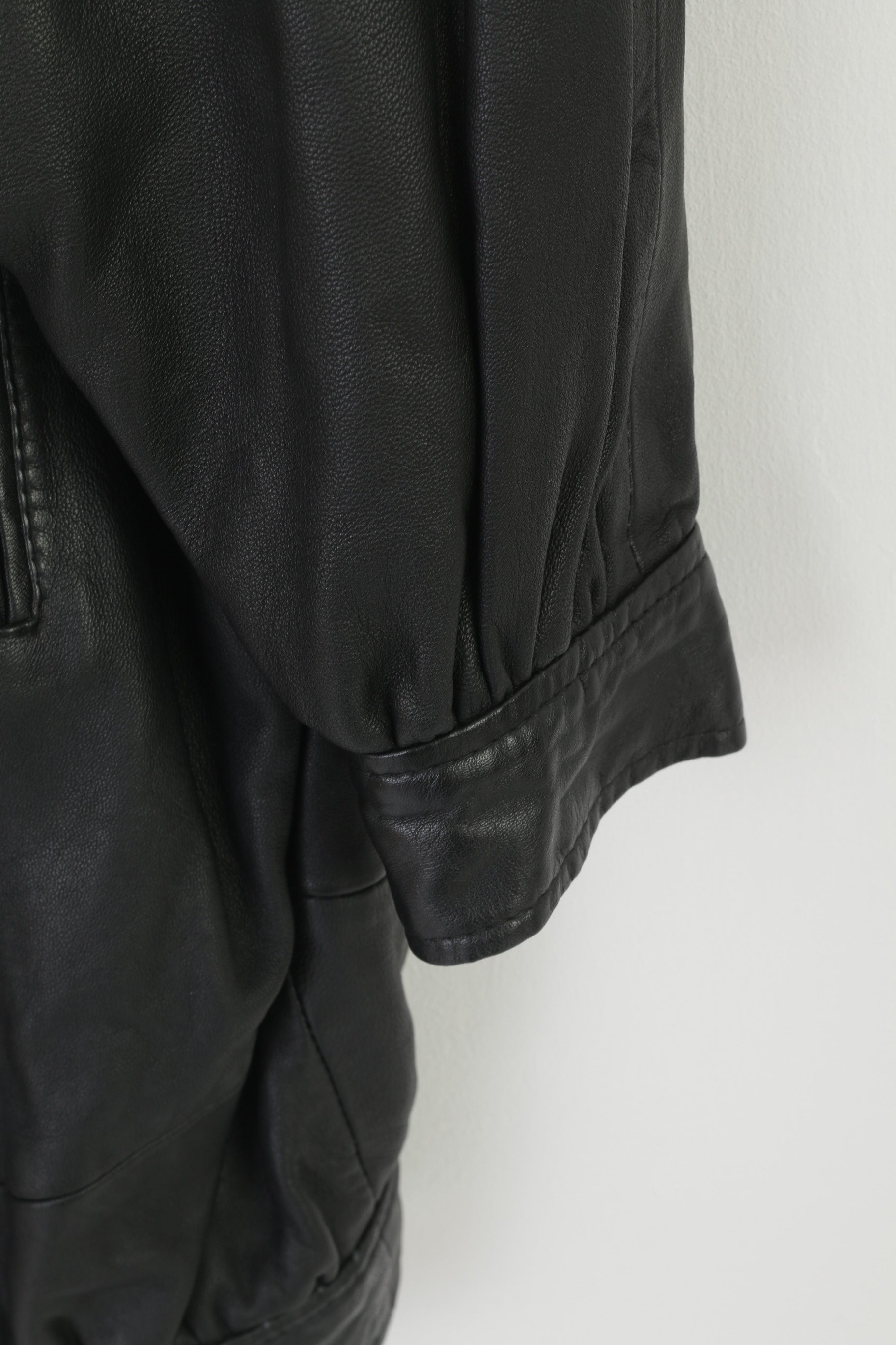 Giacca vintage da donna 38 M. Spalline in pelle nera. Top con bottoni retrò