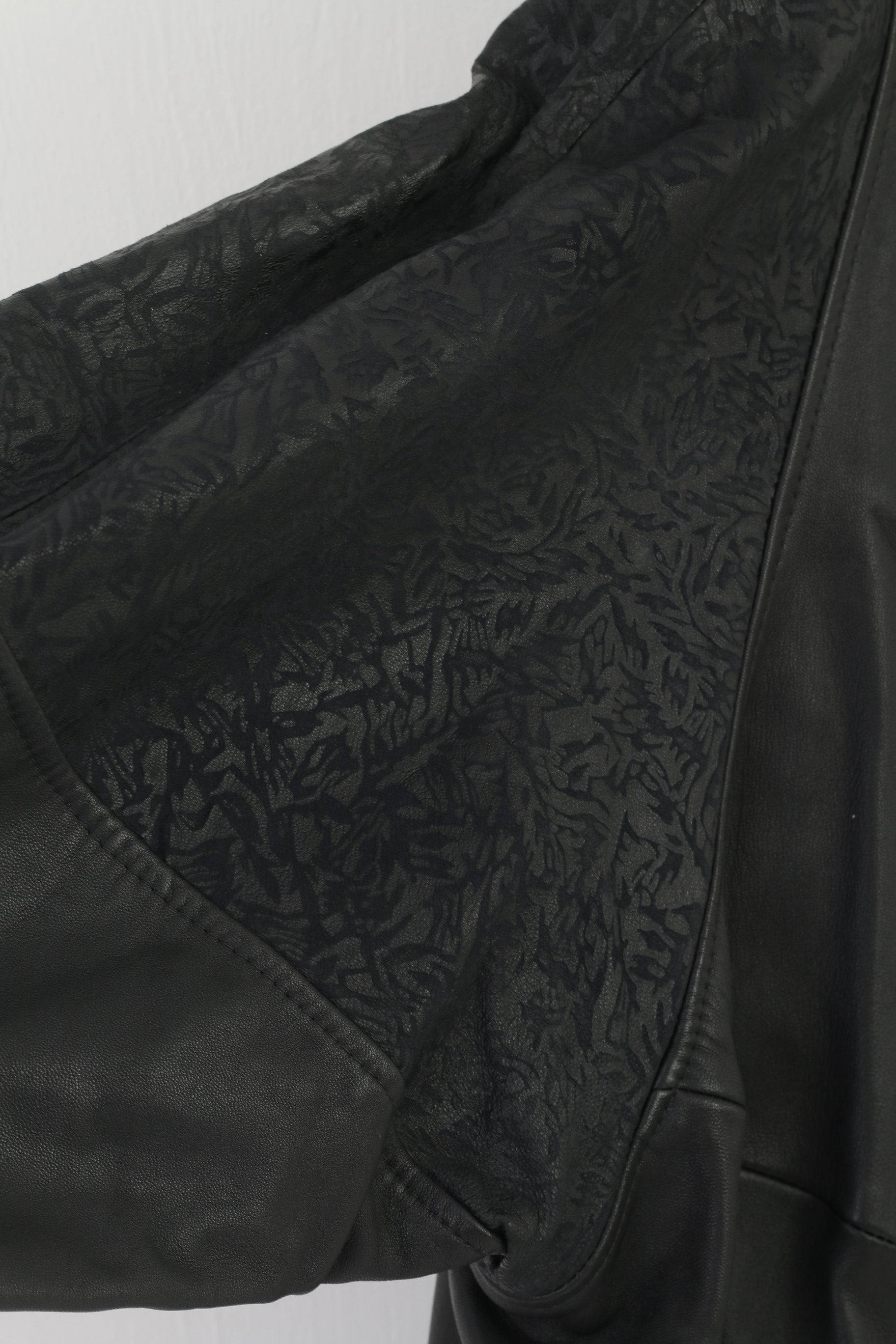 Giacca vintage da donna 38 M. Spalline in pelle nera. Top con bottoni retrò