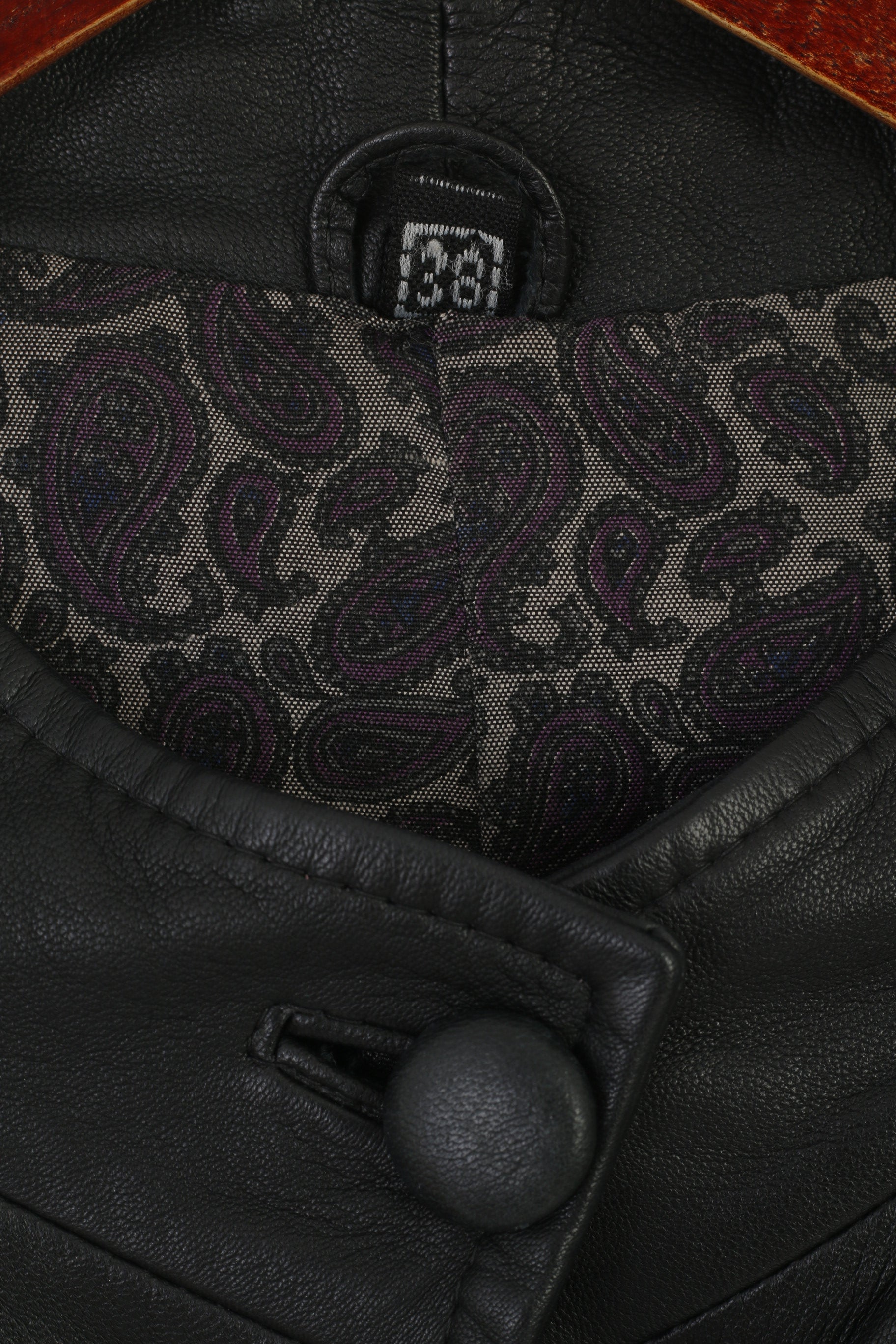 Giacca vintage da donna 38 M. Spalline in pelle nera. Top con bottoni retrò