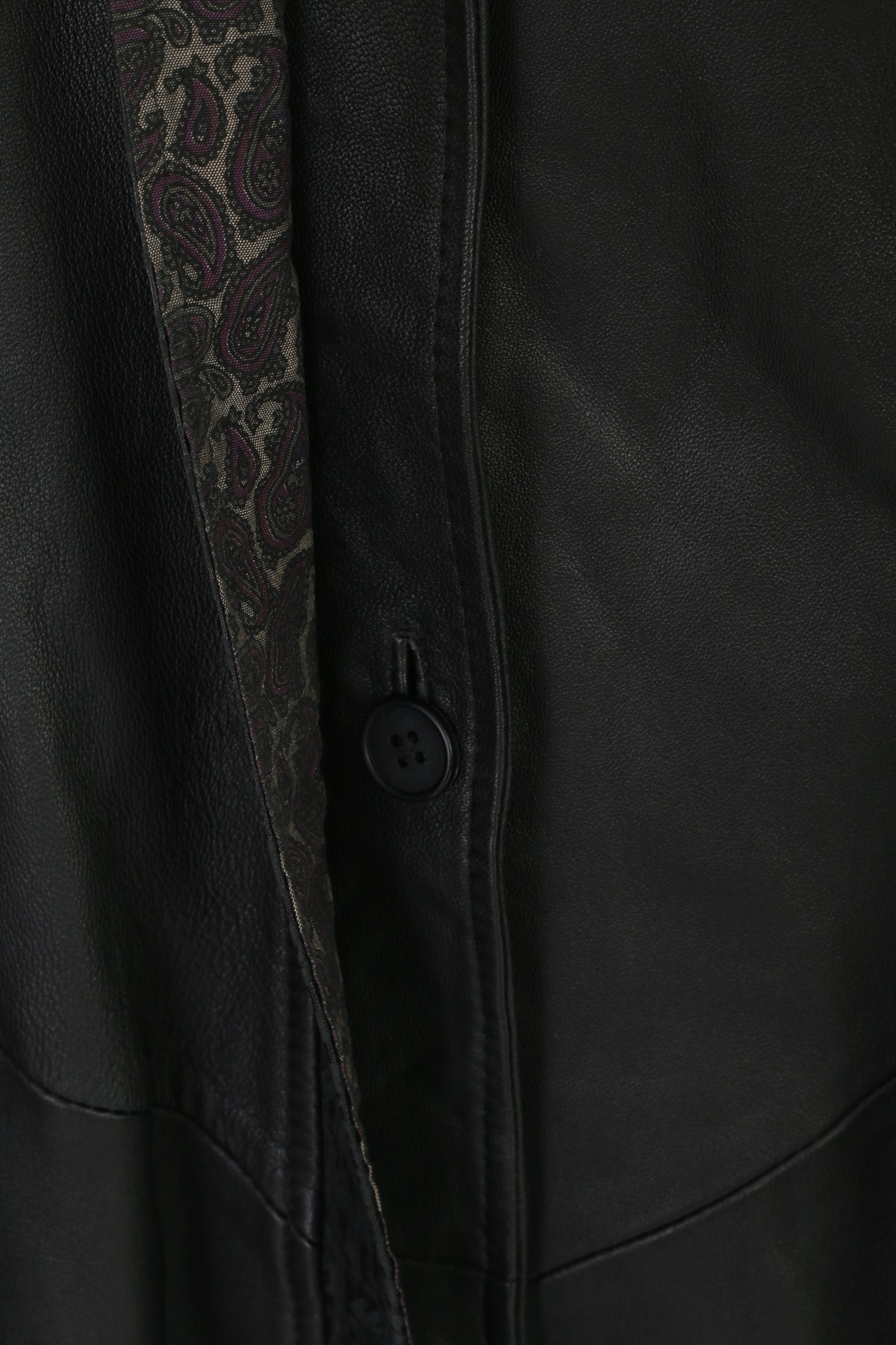 Giacca vintage da donna 38 M. Spalline in pelle nera. Top con bottoni retrò