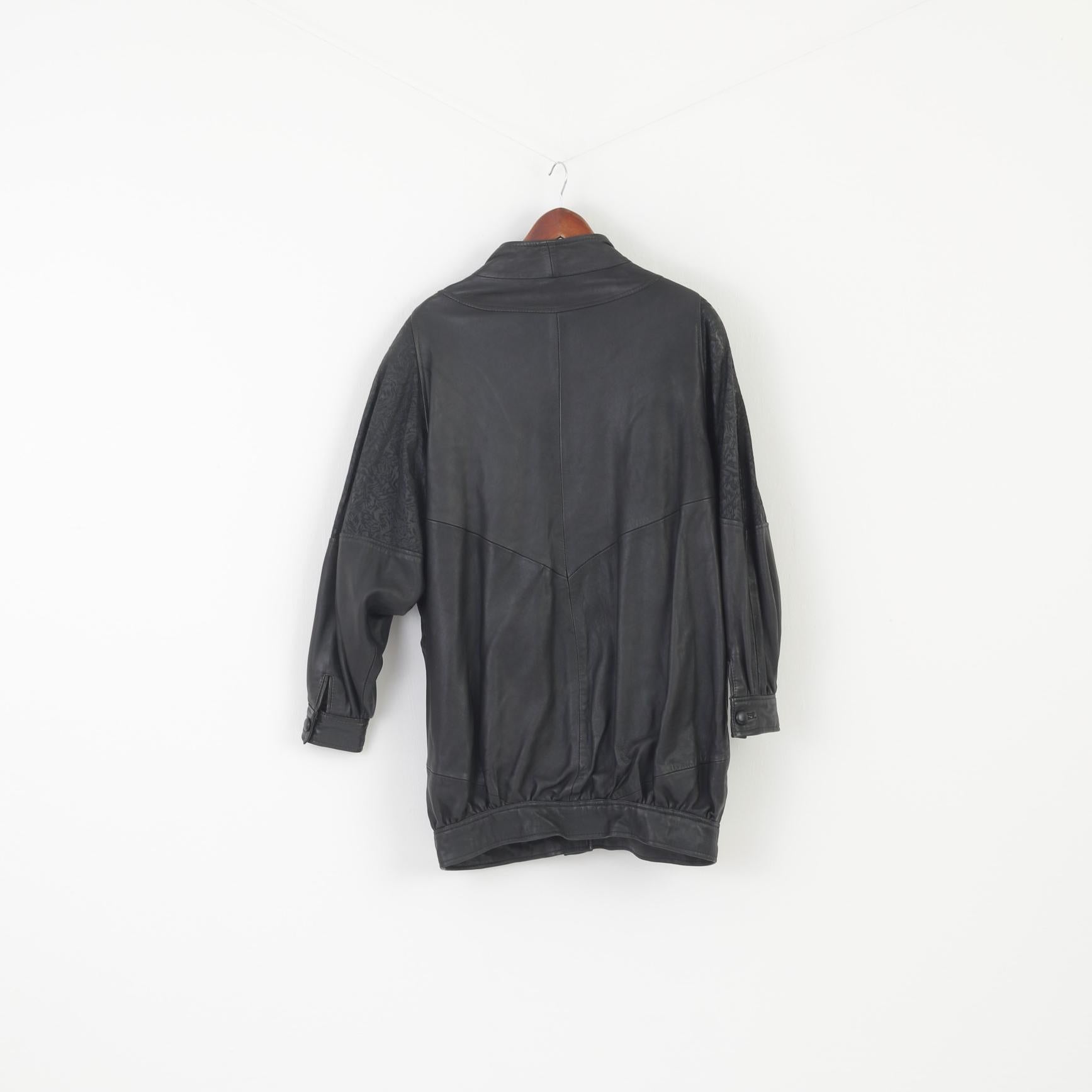 Giacca vintage da donna 38 M. Spalline in pelle nera. Top con bottoni retrò